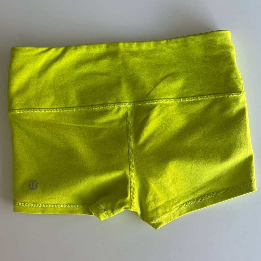 Lululemon mid rise short shorts